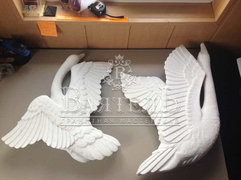 Надгробный комплекс с лебедями и цветными портретами 8