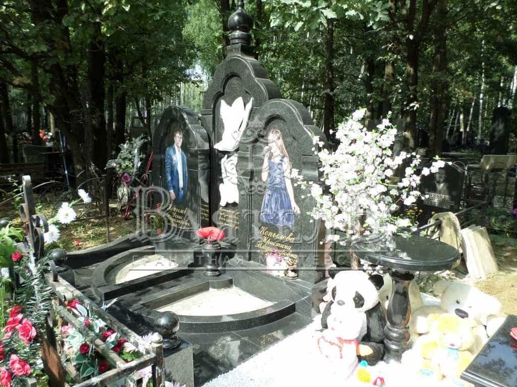 Надгробный комплекс с лебедями и цветными портретами 4