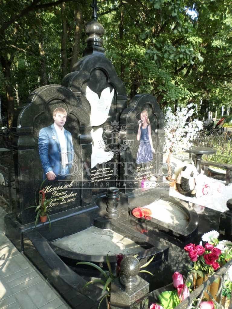 Надгробный комплекс с лебедями и цветными портретами 11