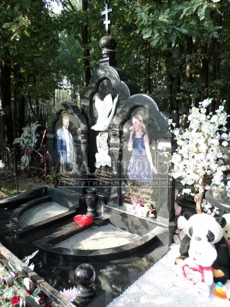 Надгробный комплекс с лебедями и цветными портретами 10