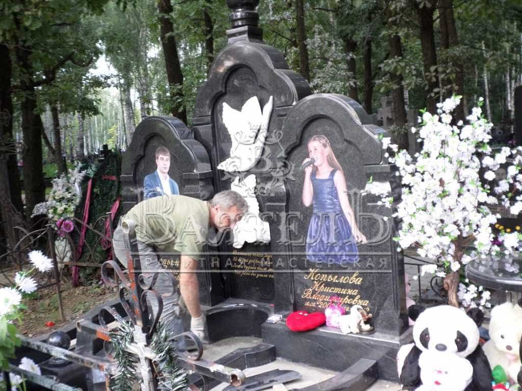 Надгробный комплекс с лебедями и цветными портретами 13