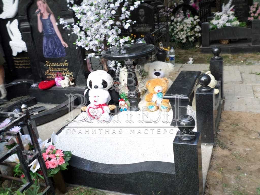 Надгробный комплекс с лебедями и цветными портретами 7