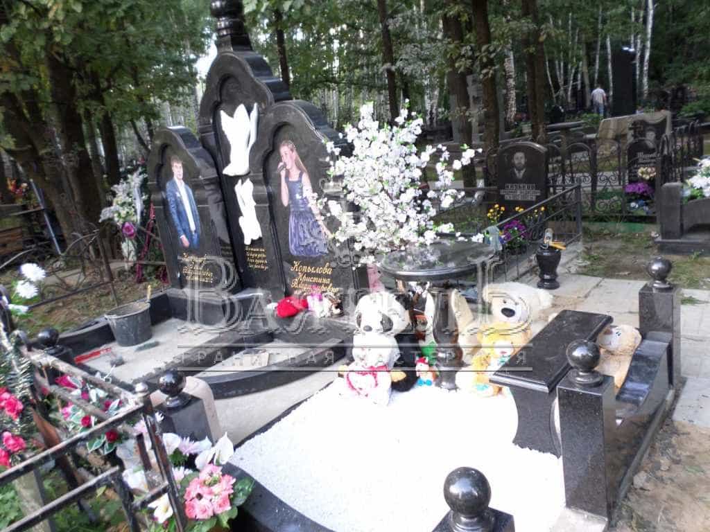 Надгробный комплекс с лебедями и цветными портретами 15