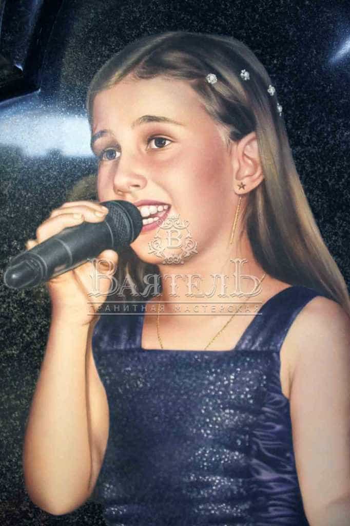 Надгробный комплекс с лебедями и цветными портретами 9