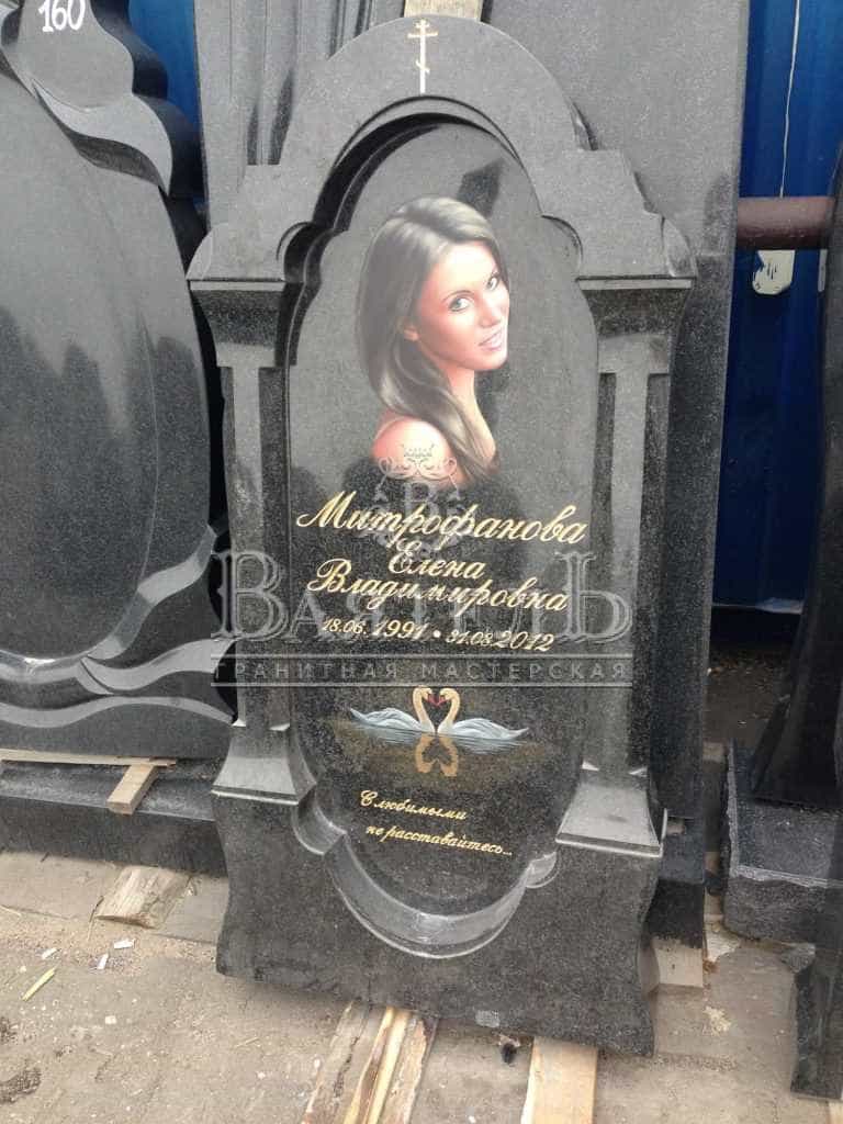 Цветной портрет девушке на классическом памятнике 2