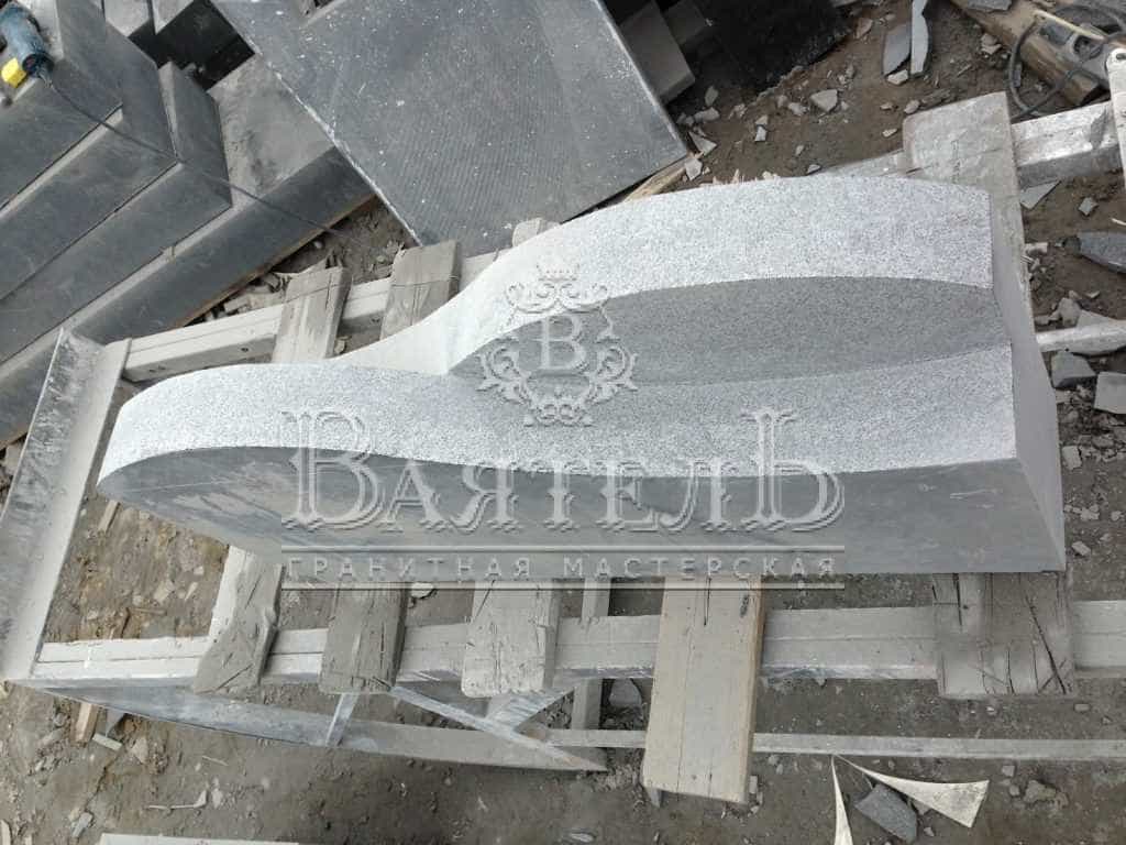 Надгробный комплекс и памятник изогнутой формы 3