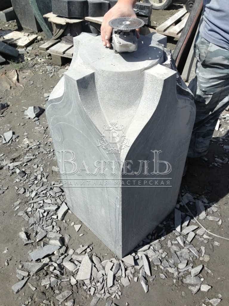 Памятник - часовня с цветным портретом девушке 7