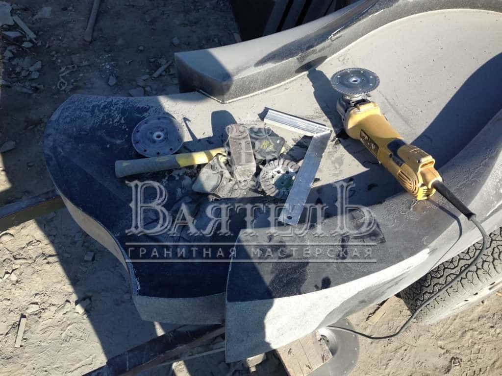 Надгробный комплекс и памятник изогнутой формы 10