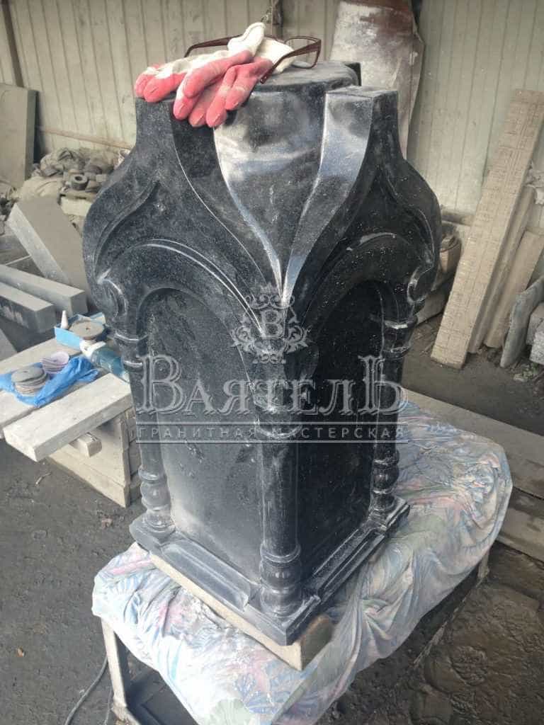 Памятник - часовня с цветным портретом девушке 12