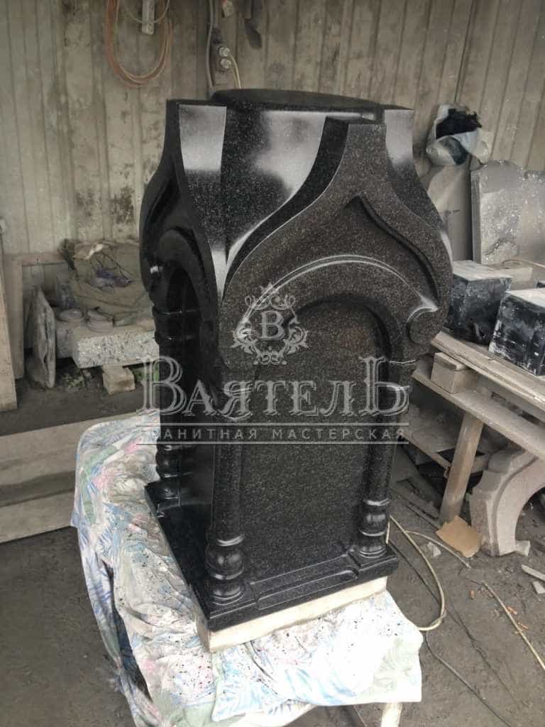 Памятник - часовня с цветным портретом девушке 5