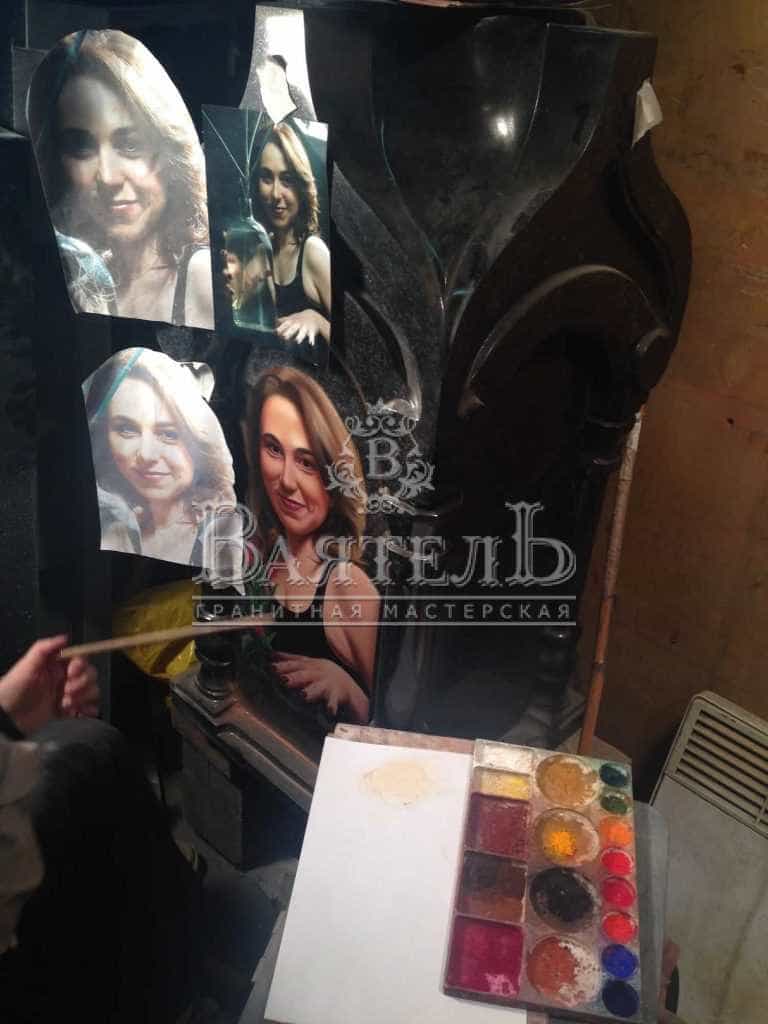 Памятник - часовня с цветным портретом девушке 10