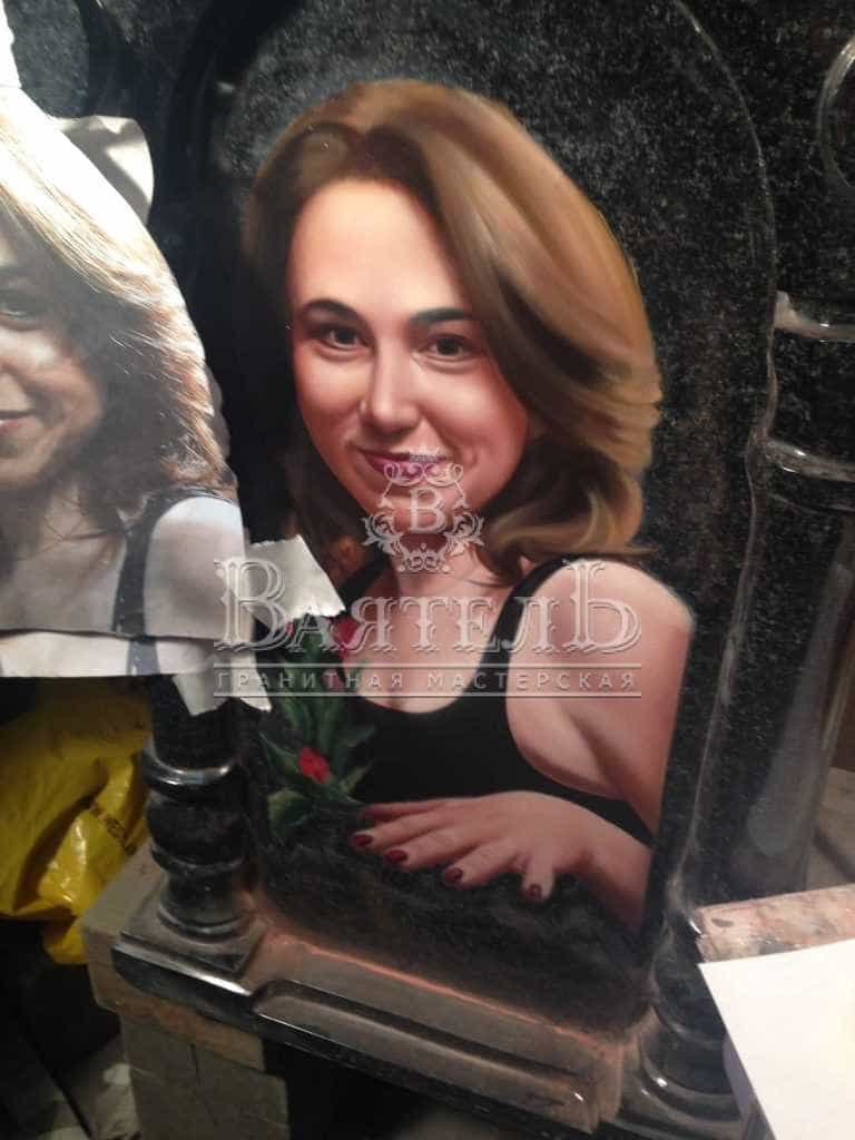 Памятник - часовня с цветным портретом девушке 2