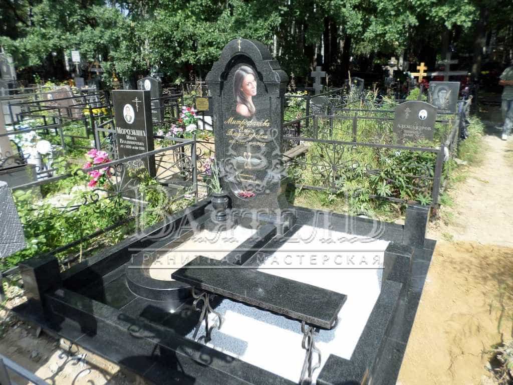 Цветной портрет девушке на классическом памятнике 3