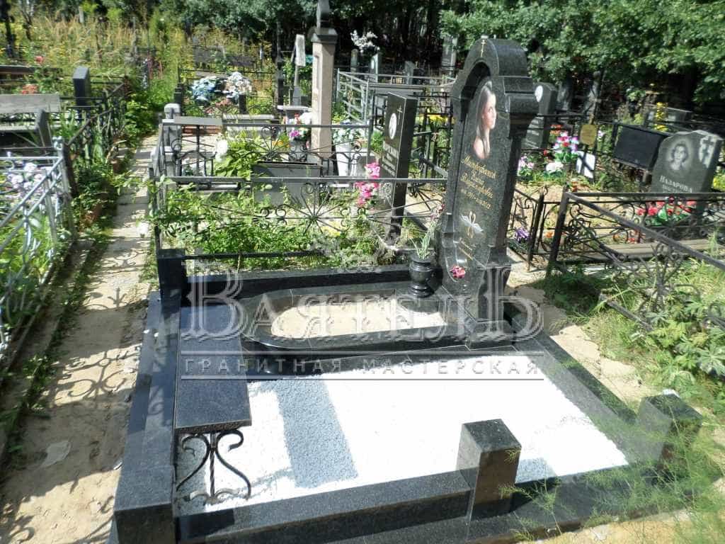 Цветной портрет девушке на классическом памятнике 4