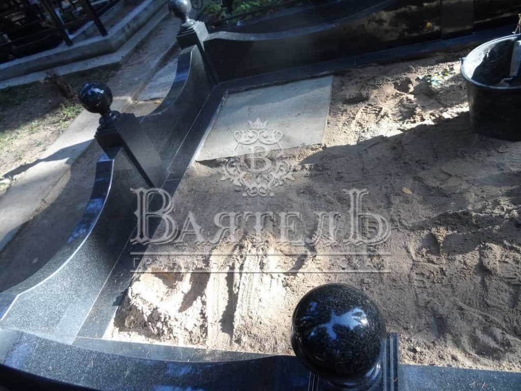 Памятник - часовня с цветным портретом девушке 13