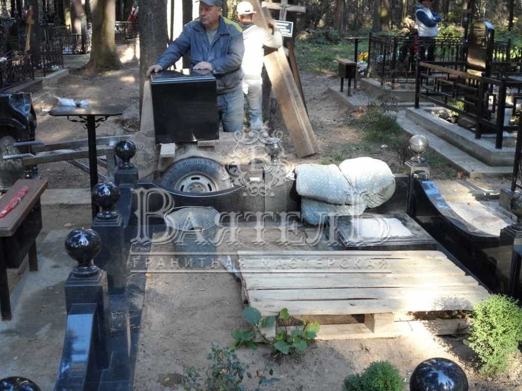 Памятник - часовня с цветным портретом девушке 14