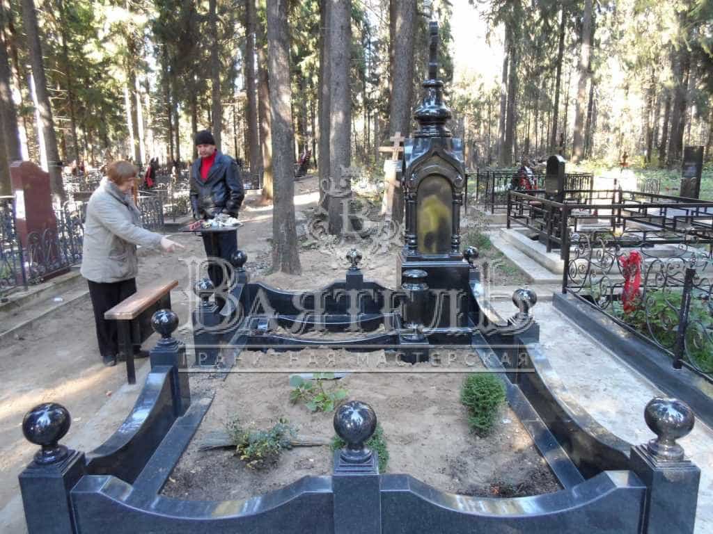 Памятник - часовня с цветным портретом девушке 3