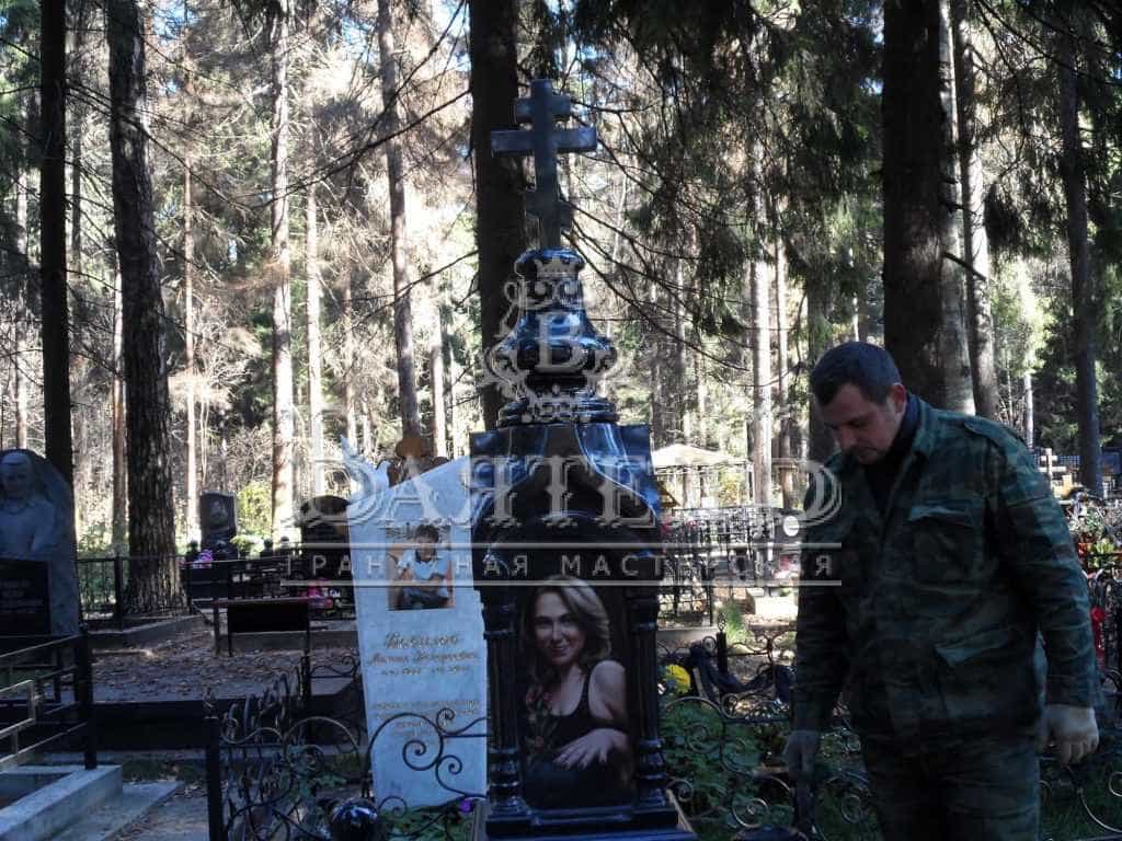 Памятник - часовня с цветным портретом девушке 4