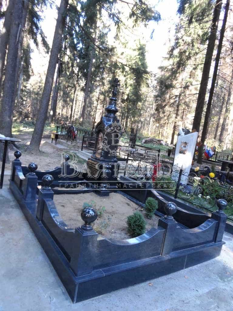 Памятник - часовня с цветным портретом девушке 15