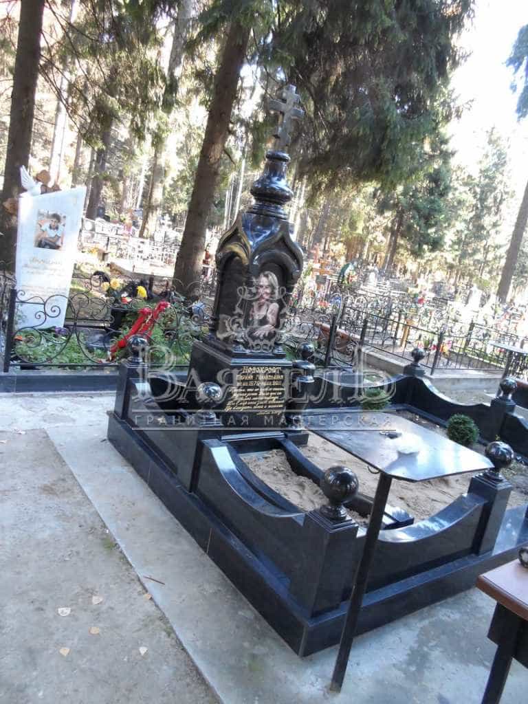 Памятник - часовня с цветным портретом девушке 6