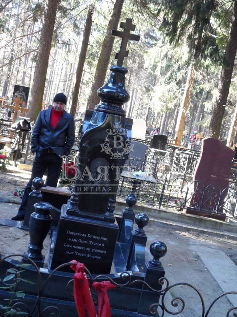 Памятник - часовня с цветным портретом девушке 8