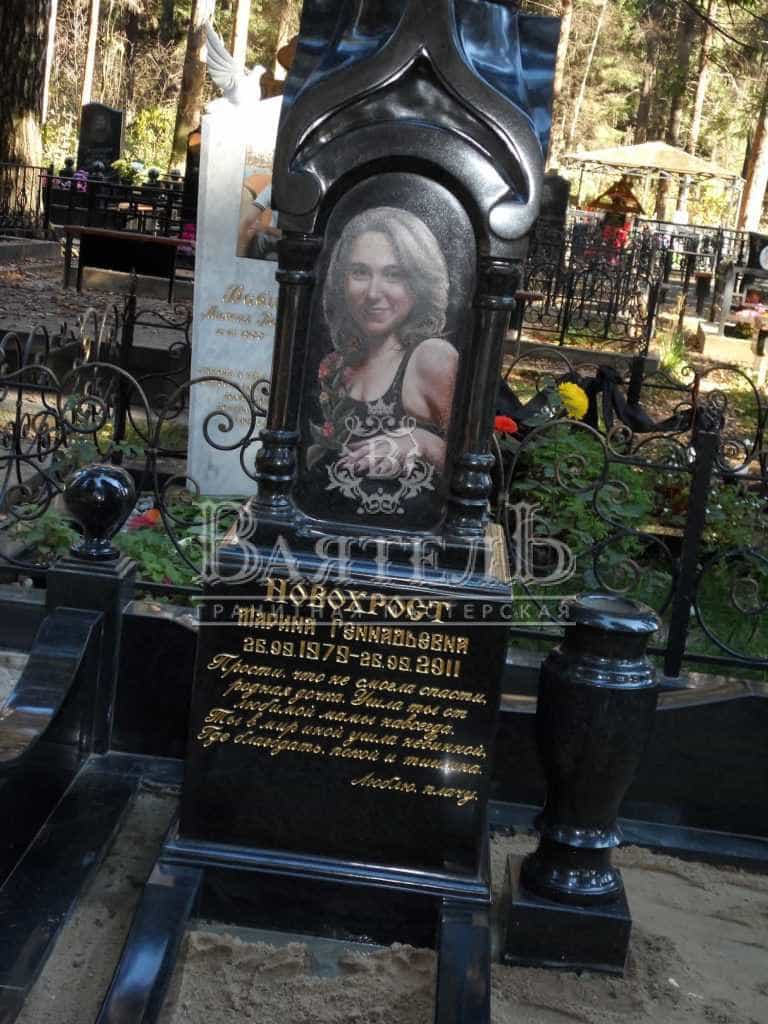 Памятник - часовня с цветным портретом девушке 1