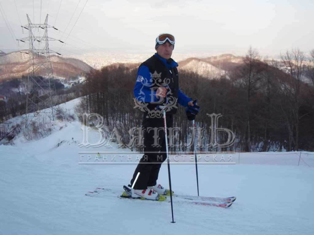 Памятник лыжнику на Сахалин 8