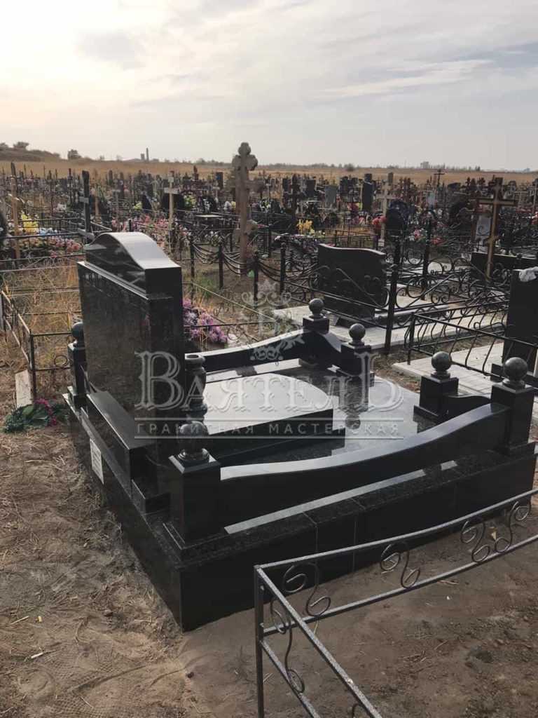 Надгробие из Baltic Green на двоих в Саратове 4