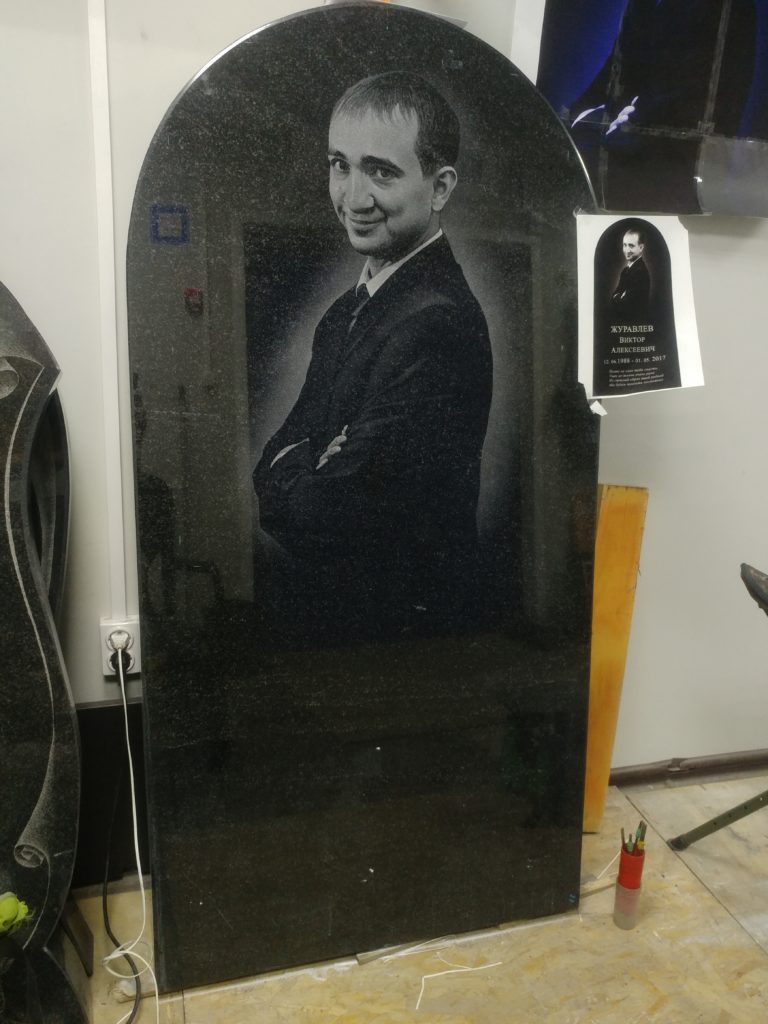 Надгробный монумент в виде часовни 4