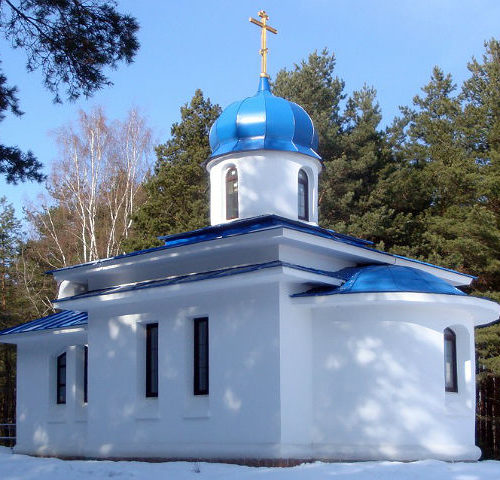 Большие перемерки, храм с небесно-голубыми куполами, освещенный в честь настоятеля Скорбященской церкви протоиерея Алексия Бенеманского