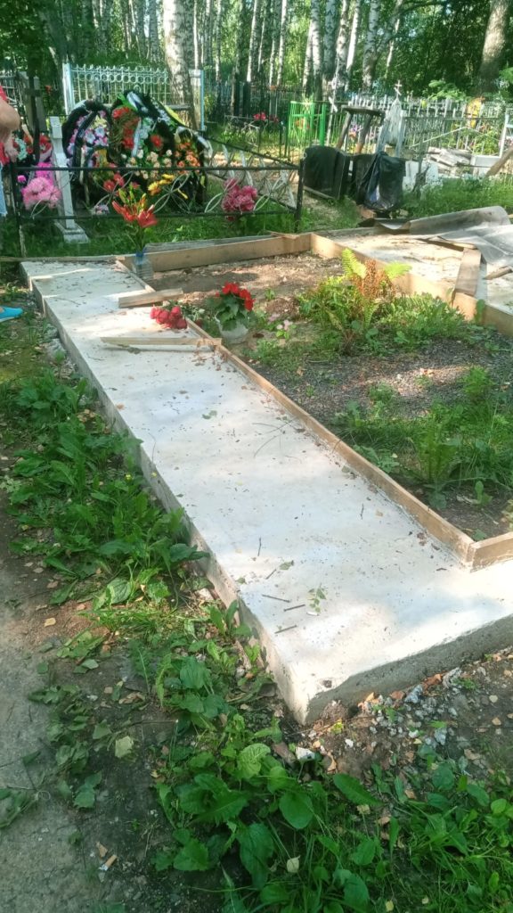 Памятник с портретами и цветными иконами 13