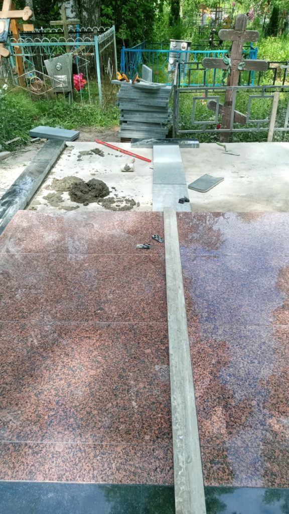 Памятник с портретами и цветными иконами 10