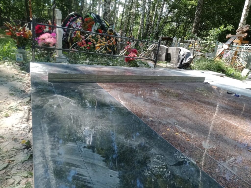 Памятник с портретами и цветными иконами 12