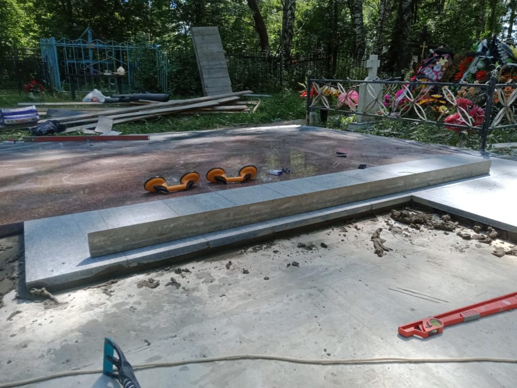 Памятник с портретами и цветными иконами 15