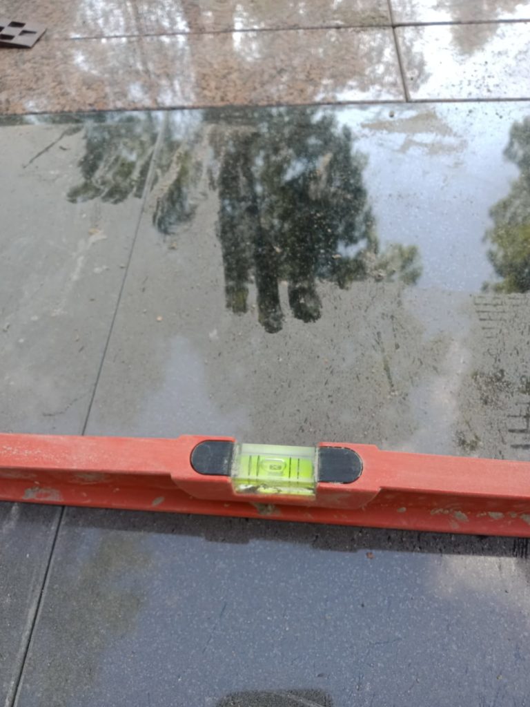 Памятник с портретами и цветными иконами 9