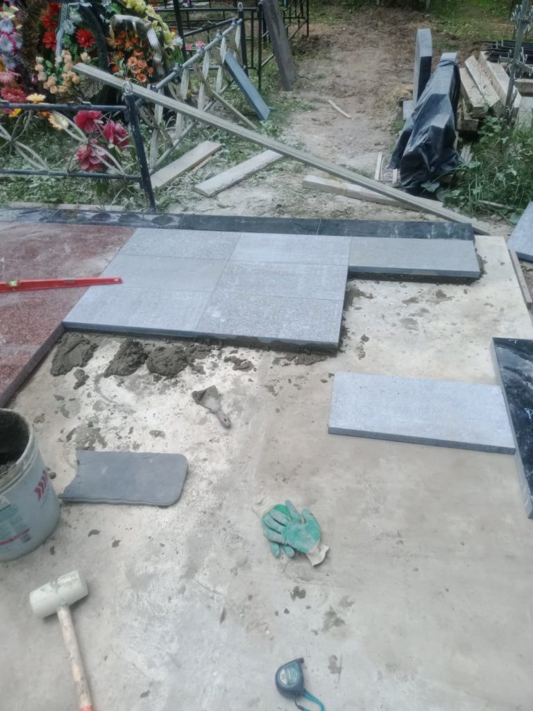 Памятник с портретами и цветными иконами 17