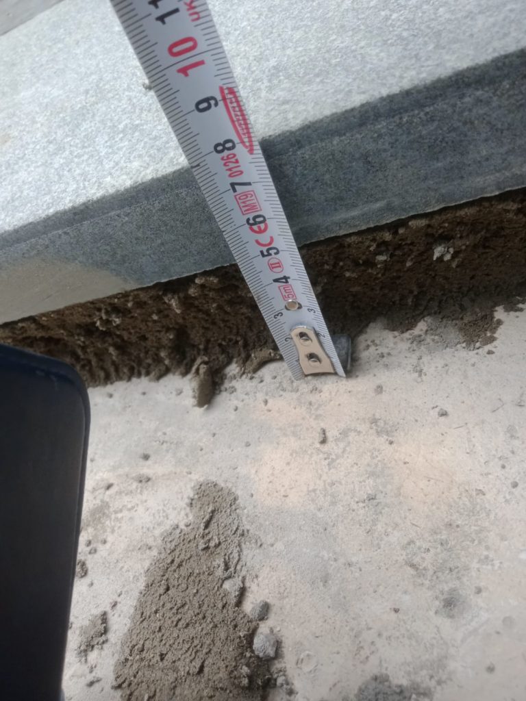 Памятник с портретами и цветными иконами 11