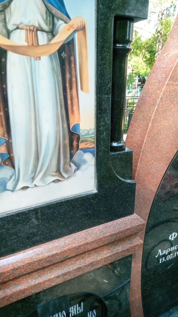 Памятник с портретами и цветными иконами 7