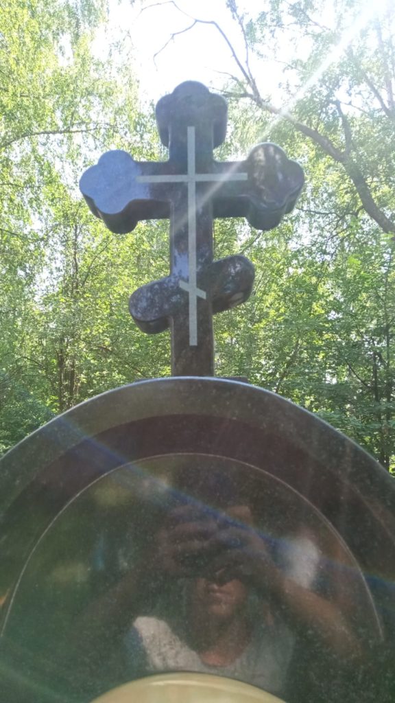 Памятник с портретами и цветными иконами 8