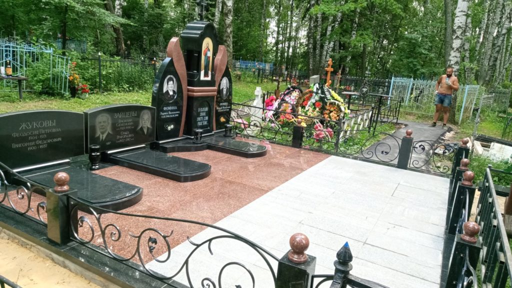 Памятник с портретами и цветными иконами 4