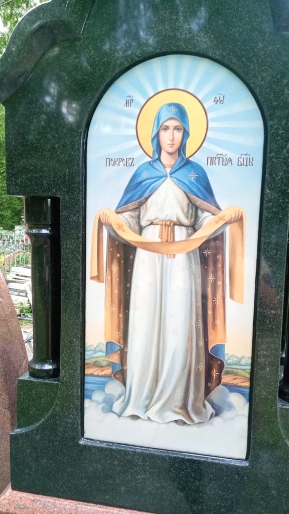 Памятник с портретами и цветными иконами 6