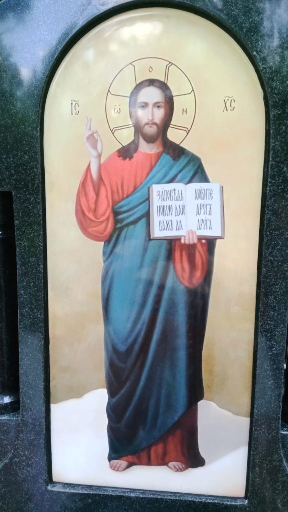 Памятник с портретами и цветными иконами 5