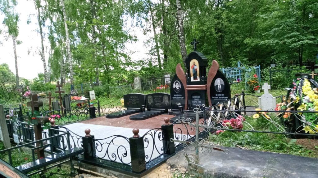 Памятник с портретами и цветными иконами 3