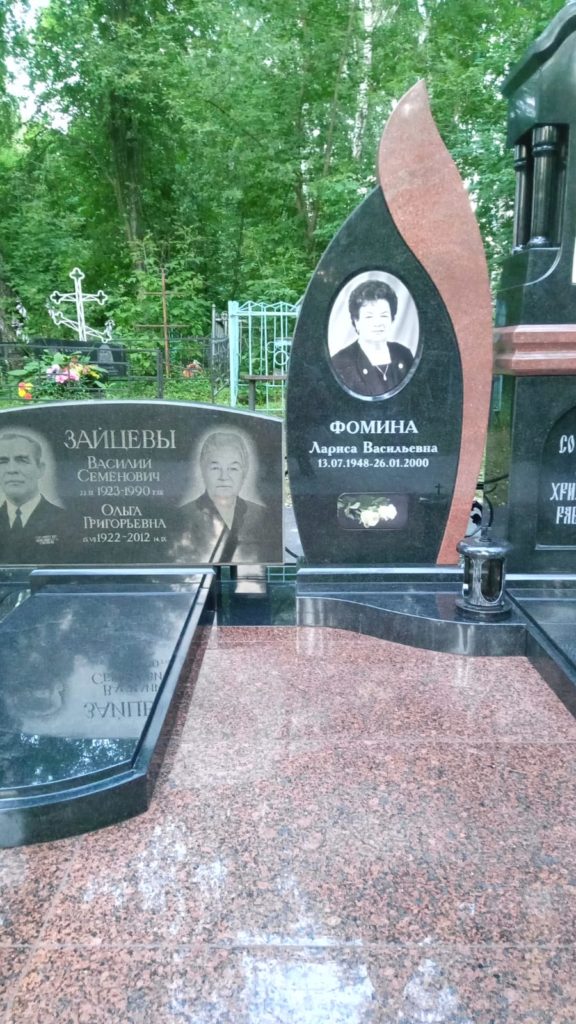 Памятник с портретами и цветными иконами 18