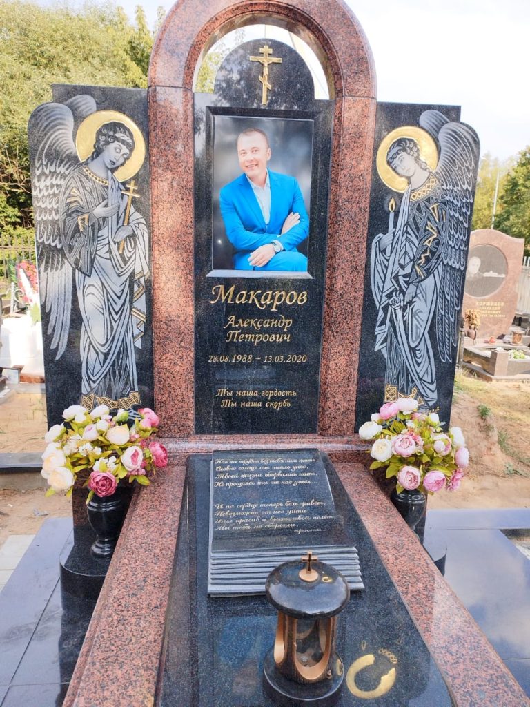 Памятник в виде арки из Balmoral Red 5 Памятник в виде арки из Balmoral Red 3