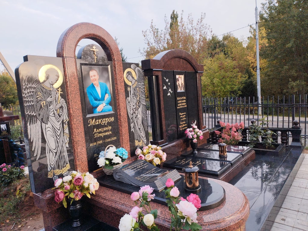 Памятник в виде арки из Balmoral Red 10 Памятник в виде арки из Balmoral Red 8