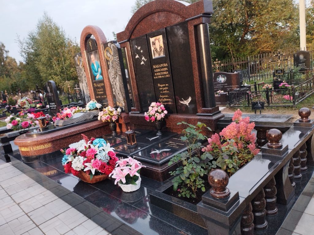 Памятник в виде арки из Balmoral Red 8 Памятник в виде арки из Balmoral Red 6