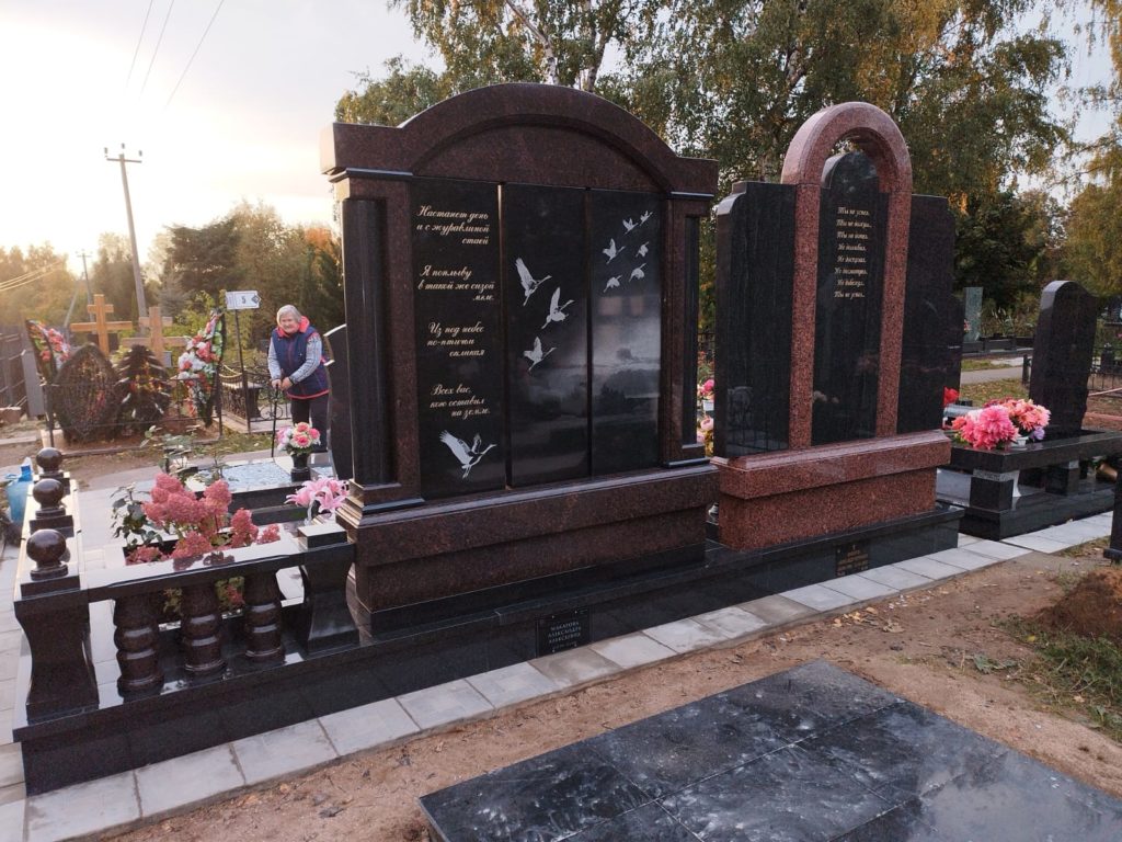 Памятник в виде арки из Balmoral Red 16 Памятник в виде арки из Balmoral Red 14