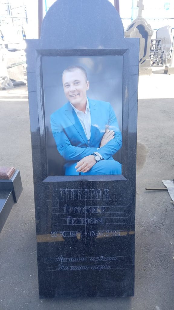 Памятник в виде арки из Balmoral Red 11 Памятник в виде арки из Balmoral Red 9