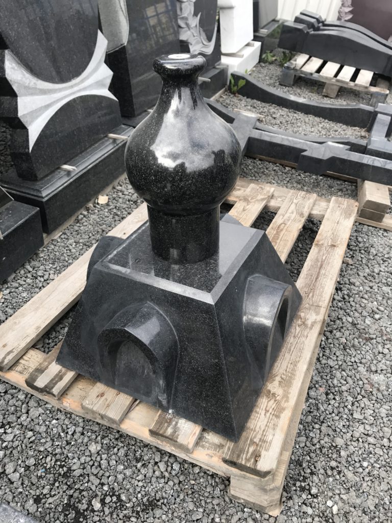 Надгробный монумент в виде часовни 10